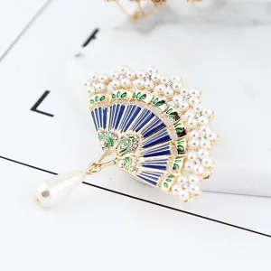 Broche éventail style chinois vintage avec perles strass et pendentif élégant.