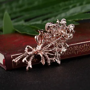 Broche épingle en alliage fleur de rose avec pierres d'œil de chat, bijou vintage élégant.