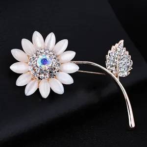 Primo piano della spilla di girasole in pietra occhio di gatto con strass e cristallo brillante.
