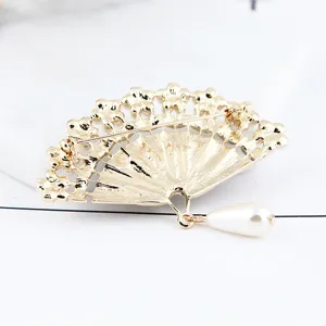 Broche éventail dorée vintage vue arrière avec pendentif perle accessoire de mode femme