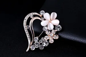 Nahaufnahme Detail der goldenen Legierung Strass Herz Katzenauge Blume Brosche Accessoire.