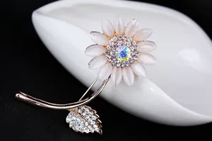 Elegante spilla a girasole con petali in pietra occhio di gatto e strass per abiti da donna.