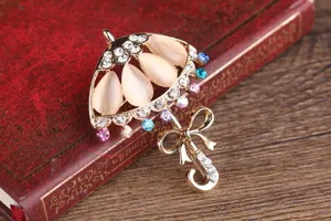Primo piano dettagliato della squisita spilla ad ombrello con strass scintillanti e pietre.