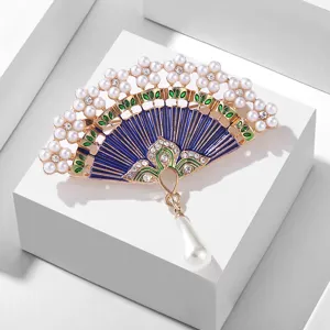 Broche éventail vintage style chinois avec perles, émail bleu et strass scintillants.