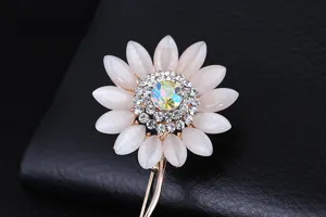 Vista dettagliata di una splendida spilla a girasole con petali in opale e strass.