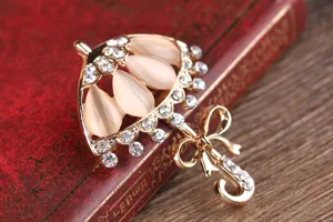 Squisita spilla ad ombrello in strass con pietre occhio di gatto tonalità oro accessorio