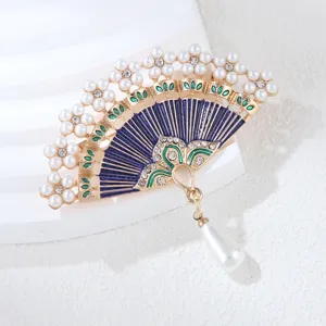 Élégante broche éventail vintage style chinois avec perles, strass et perle suspendue.