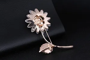 Vista dettagliata posteriore di una spilla girasole alla moda in lega oro rosa e petali.