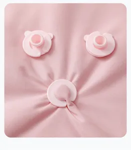 Gros plan détail de clip de fixation de couette ours rose pour un maintien de housse.