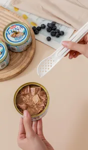 Detalle de cuchara escurridora multifuncional para latas, herramienta de cocina útil.