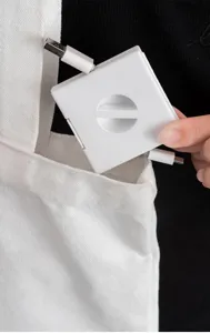 Boite de rangement pour cables avec support telephone et cordon de chargement USB details