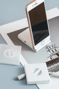 Enrouleur de cable portable avec support detelephone boite de rangement pour bureau propre.
