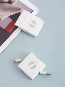 Boîte enrouleur de câble rétractable et support de téléphone détail, organisateur plastique blanc.