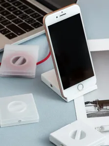 Enrouleur de câble portable et support de téléphone détail, boîte de rangement bureau.