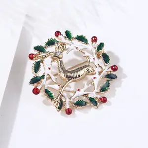 Weihnachten Hirsche Brosche Emaillierter Kranz Anstecknadel mit roten Beeren und Strass.
