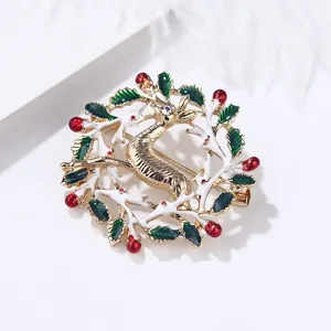 Weihnachten Hirsch Brosche Detailansicht, elegante vergoldete Elfenkranz Anstecknadel für Fest.
