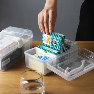 Boîte de rangement médicale transparente en plastique avec fermeture sécurisée à clips.
