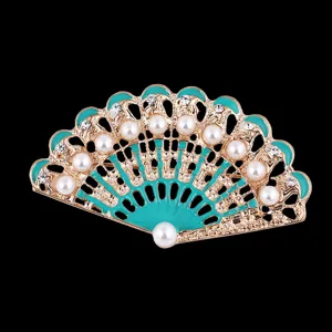 Elegante spilla vintage a forma di ventaglio con smalto verde, perle e strass luminosi.