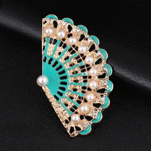 Spilla a ventaglio in smalto turchese vintage decorata con perle finte e strass scintillanti.
