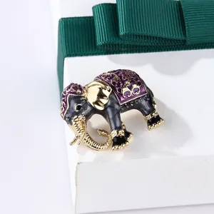 Elegante Vintage Emaille Elefant Brosche, goldfarbenes Metall, lila Details, süsse Anstecknadel.