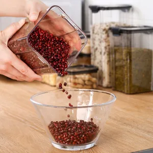 Quadratischer, transparenter Vorratsbehälter für die Küche, ideal für Getreide und Snacks.