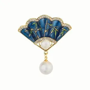 Exquisite blaue Emaillierte Fächer Brosche mit funkelnden Strasssteinen und hängender Perle.