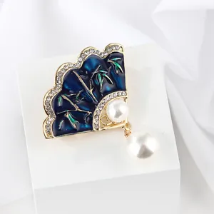 Detailansicht der blauen Emaillierten Fächer Brosche mit Strass und Perlenanhänger für Mode.