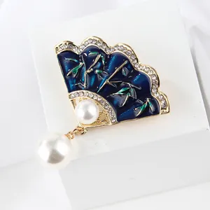 Elegante blaue Emaillierter Fächer Brosche mit grünem Bambus, Strasssteinen und Perlen.