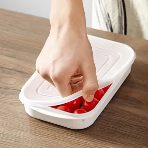 Contenitore di plastica bianco per alimenti con coperchio per conservare frutta e verdura.