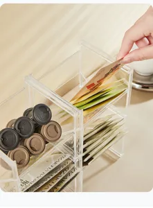 Detailaufnahme des Acryl-Teebeutelhalters mit glattem Schubladenzugriff für Kaffeekapseln.