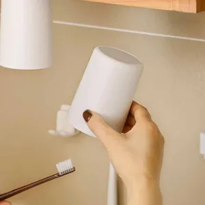 Gobelet à brosse à dents magnétique minimaliste mural inversé pour la salle de bains maison