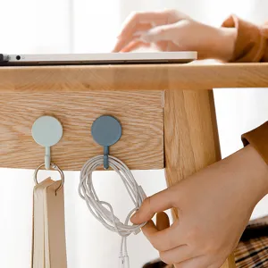Crochets adhésifs minimalistes pour bureau, clips de rangement muraux sans perçage.