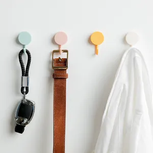 Crochets muraux adhésifs minimalistes sans perçage pour organiser et suspendre vos objets.