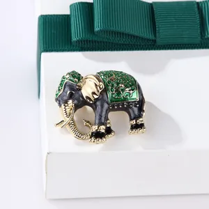 Elegante grüne Emaillierte Elefanten Brosche mit detailliertem goldfarbenem Design, schick.