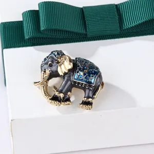 Nahaufnahme der eleganten Emaille Elefanten Brosche, die feine metallene Handwerkskunst zeigt.