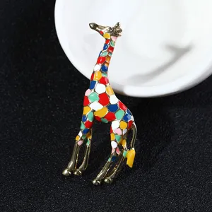 Colorful enamel giraffe brooch pin, exquisite alloy alloy animal jewelry accessory for clothing cardigans.