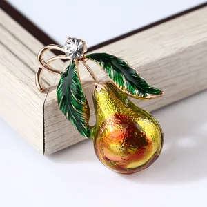 Spilla a forma di pera smaltata con foglie verdi e strass di cristallo, elegante gioiello.