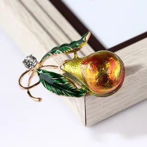 Squisita spilla in smalto a forma di pera con foglie verdi e dettaglio in cristallo brillante.
