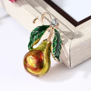 Elegante spilla a forma di pera in smalto con foglie verdi vivaci e dettagli in strass.