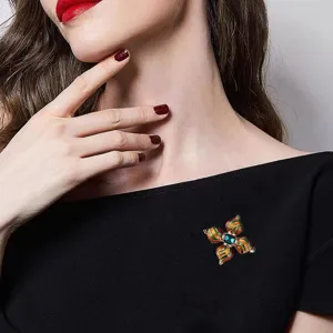 Vintage Barock Kreuz Brosche mit buntem Emaill und Edelstein für elegante Damen.