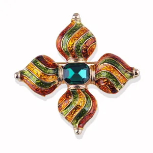 Nahaufnahmen der Vintage Barock Kreuz Brosche mit buntem Emailleschmuck und grünem Stein.