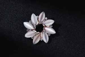 Nahaufnahme Detail der eleganten Katzenaugenstein Strass Blüte Brosche Accessoire.