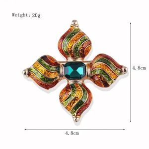 Vintage Barock Kreuz Brosche mit grünem Stein und Emaille, elegantes Hofstil Accessoire.