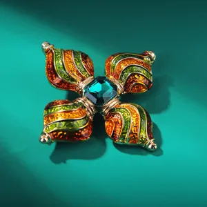 Vintage Barock Kreuz Brosche mit grünem Edelstein und buntem Emailleschmuck für Damen Stil