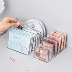 Organisateur de maquillage en acrylique transparent pour palettes et masques faciaux.