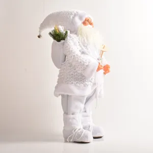 Nahaufnahme Detail der weißen Plüsch Weihnachtsmann Figur mit Schneeoutfit und Zubehör.