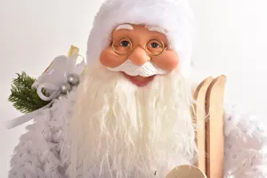 Weißer Plüsch Weihnachtsmann Puppe Dekoration mit Skiern und Geschenktüte für Weihnachten.