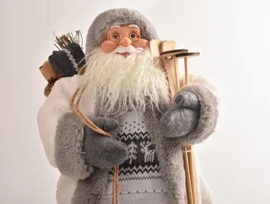 Detaillierte Nahaufnahme der Weihnachtsmann Plüschfigur mit Skiern für festliche Deko.