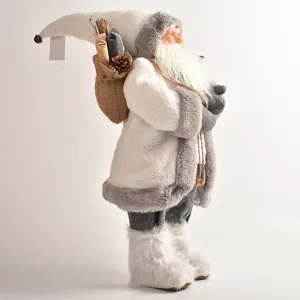 Detailaufnahme der weihnachtlichen Santa Claus Plüschfigur mit grauem Wintermantel.