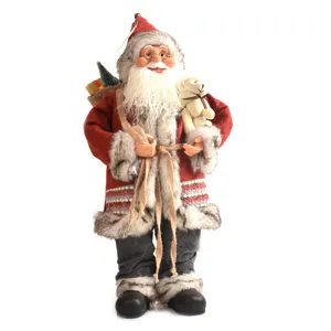 Nahaufnahme der Weihnachtsmann-Puppe mit flauschigem Bart, rotem Mantel und Stofftier.